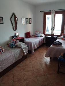 een kamer met twee bedden en een raam bij Paradise Of Aouchtame in Aouchtame