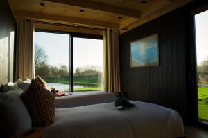 zwei Betten in einem Zimmer mit großem Fenster in der Unterkunft Mad Swans in The Mendips in Farrington Gurney + 25 Fotos