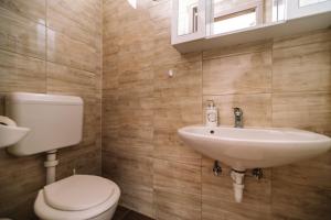 een badkamer met toilet en wastafel bij Leitner Ház in Balatongyörök