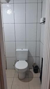 ein Badezimmer mit einer weißen Toilette in einer Kabine in der Unterkunft lar doce lar hospedaria 1 in Guarulhos