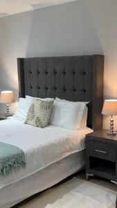 En eller flere senge i et værelse på Aflica Apartments