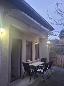 een tafel en stoelen buiten een huis bij Vila Silia in Skopje