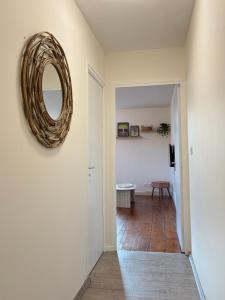 een hal met een spiegel aan de muur en een tafel bij Rive Gauche in La Celle-sous-Gouzon