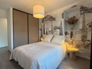 een slaapkamer met een bed en een schilderij aan de muur bij Rive Gauche in La Celle-sous-Gouzon