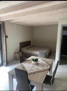 una stanza con un tavolo, sedie e un letto di La Casetta dei Fiori sull Etna a Ragalna