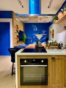 een keuken met een wastafel en een blauwe muur bij Ap Da Ilha in Alter do Chao