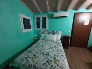 een slaapkamer met een bed met een groene muur bij Agriturismo Nonni Devia in Lucinasco