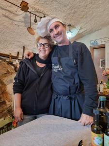 een man en een vrouw staan in een keuken bij Agriturismo Nonni Devia in Lucinasco