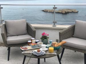 een tafel met ontbijt op een terras met twee stoelen bij C'est la vie! in L'Escala