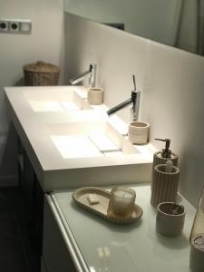 een badkamer met een wastafel met twee kranen bij C'est la vie! in L'Escala +90 foto's