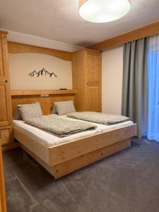 een slaapkamer met twee bedden in een kamer bij Appartement Schmid in Oetz