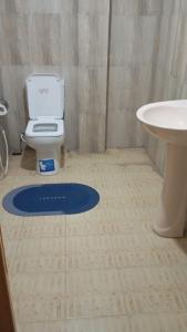 a bathroom with a toilet and a sink at Mountain View in Bandarawela