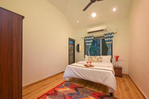 ein Schlafzimmer mit einem Bett und einem Fenster in der Unterkunft ll EMPYREAN STAY ll REVDANDA BEACH ll in Revadanda