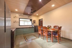 eine Küche mit Tisch und Stühlen in einem Zimmer in der Unterkunft ll EMPYREAN STAY ll REVDANDA BEACH ll in Revadanda