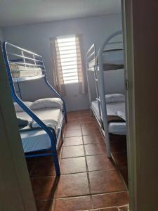 Postel nebo postele na pokoji v ubytování Spacious 2BR Apartment Retreat for 10 Guests