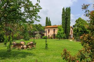 Градина пред Borgodoro - Natural Luxury Bio Farm