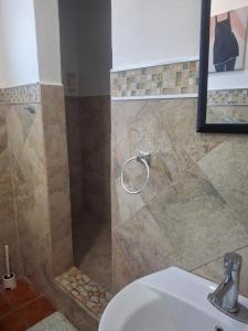 ห้องน้ำของ Comfortable 2BR Getaway for 6 Guests with Pool Access