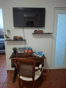 โทรทัศน์และ/หรือระบบความบันเทิงของ Comfortable 2BR Getaway for 6 Guests with Pool Access