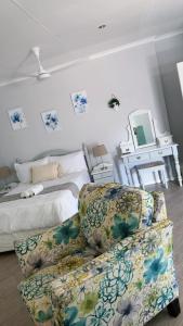 een woonkamer met een bank en een bed bij Aflica Apartments in Gaborone