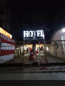 een hotelbord wordt 's nachts verlicht bij Hotel lider in Santa Cruz de la Sierra