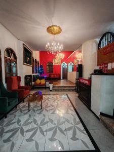 een woonkamer met een kroonluchter en een lobby bij Hotel lider in Santa Cruz de la Sierra