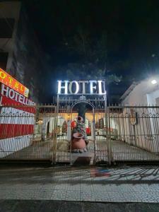 een hotelbord met een teddybeer achter een hek bij Hotel lider in Santa Cruz de la Sierra