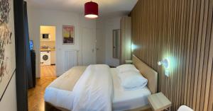 een slaapkamer met een groot wit bed in een kamer bij Studio number 9 in Pantin