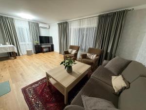 een woonkamer met een bank en een tafel bij A comfy House in Hol