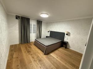 een slaapkamer met een bed en een raam bij A comfy House in Hol +2 foto's