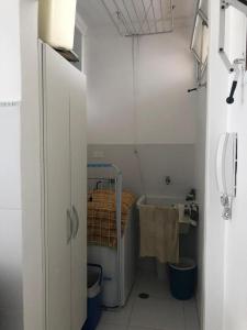 - une petite salle de bains avec un lit et une baignoire dans l'établissement Pitangueiras Apartment, great location, oceanfront, à Guarujá