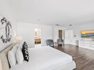 迈阿密Villa Zenora的一间白色的卧室,配有一张大床和一个客厅 更多20张照片