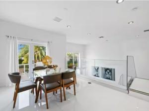 迈阿密Villa Zenora的一间有桌椅和壁炉的餐厅