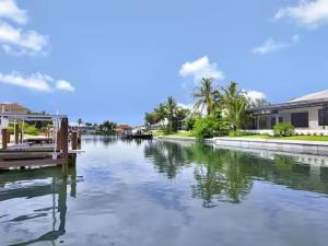 迈阿密Villa Zenora的水体,有房子和运河