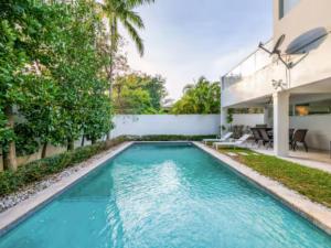 迈阿密Villa Zenora的房子后院的游泳池