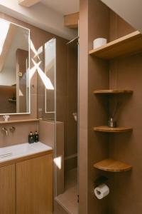 Et badeværelse på Millihaus Apartment by HomeFlow