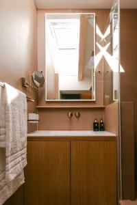 Et badeværelse på Millihaus Apartment by HomeFlow + 14 billeder