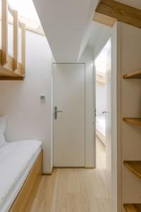 En eller flere senge i et værelse på Millihaus Apartment by HomeFlow