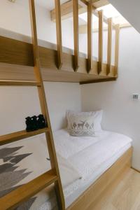 En eller flere senge i et værelse på Millihaus Apartment by HomeFlow