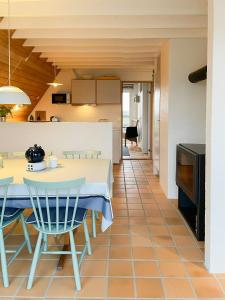 Køkken eller tekøkken på Architect-Designed Gem At The West Coast