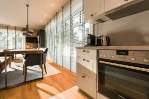 Køkken eller tekøkken på Luxury Apartment With Lagoon View In Loddin