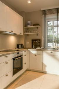 Køkken eller tekøkken på Luxury Apartment With Lagoon View In Loddin