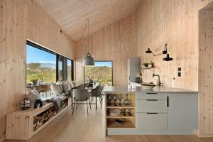 Køkken eller tekøkken på Cabin Overlooking Ryfylke Fjord