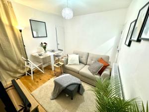 ein Wohnzimmer mit Sofa und Tisch in der Unterkunft Cosy private double ensuite room with free parking RG302RL in Reading