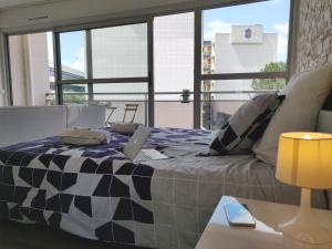 une chambre avec un lit avec un ordinateur portable dessus dans l'établissement Appart'HomeCity - Rouen Grand Prieuré - 1 à 3 chambres, à Rouen 23 autres photos