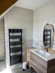 a bathroom with a sink and a mirror at Reinettes in Mulsanne