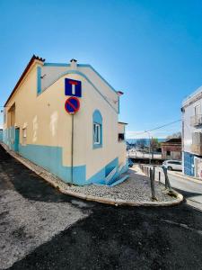 een gebouw met een uithangbord aan de zijkant bij Tree House II in Setúbal