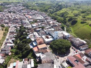 een luchtzicht op een stad met huizen bij Hotel Alcalá in Alcalá