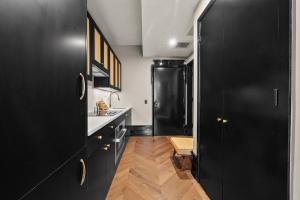 un bagno nero con un lavandino e un mobiletto nero di Freeman 602 by Rove - Condo with Shared Amenities a New York
