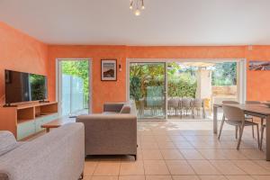 Et tv og/eller underholdning på Les villas Maristella, résidence haut de gamme à deux pas de la mer