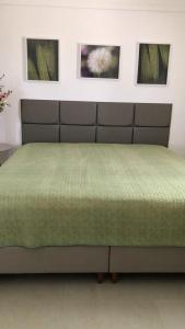 een bed in een kamer met twee foto's aan de muur bij Casa Campos do Mar in Conde +22 foto's